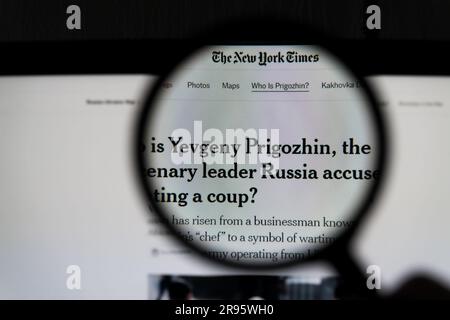 Kiev, Ukraine - 24 juin 2023: La page du New York Times sur un écran de contrôle à travers une loupe avec l'article qui est Yevgeny Prigozhin, le moi Banque D'Images