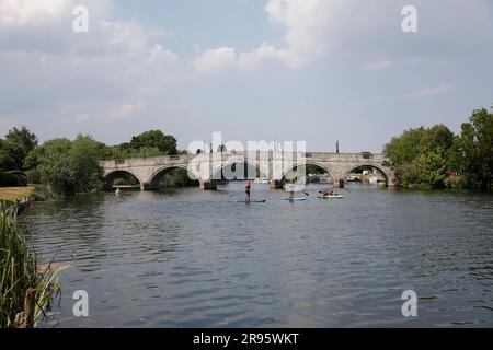 Pont Chertsey, Chertsey, River Thames, Runnymede Borough Council, Surrey, Angleterre, Royaume-Uni Banque D'Images