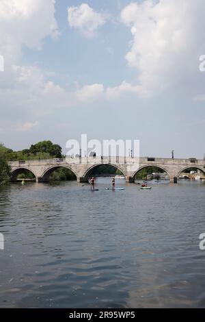 Pont Chertsey, Chertsey, River Thames, Runnymede Borough Council, Surrey, Angleterre, Royaume-Uni Banque D'Images