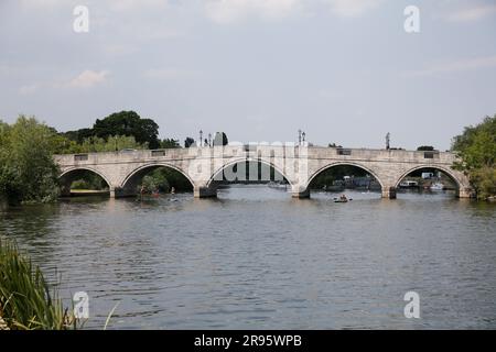 Pont Chertsey, Chertsey, River Thames, Runnymede Borough Council, Surrey, Angleterre, Royaume-Uni Banque D'Images