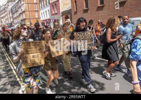 Londres, Royaume-Uni. 24 juin 2023. Des centaines de personnes ont défilé de la place du Parlement au siège social pour exiger que le manifestant pour l'environnement et le citoyen allemand Marcus Decker ne soient pas expulsés après avoir purgé sa peine de 2 ans et 7 mois, L'une des plus longues manifestations non violentes après avoir accroché une bannière Just Stop Oil sur le pont Dartford QEII. Marcus a prononcé un discours éloquent par téléphone appelant à des actions continues pour sauver le monde. Peter Marshall/Alay Live News Banque D'Images