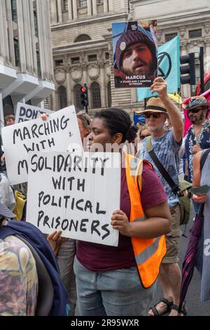 Londres, Royaume-Uni. 24 juin 2023. Des centaines de personnes ont défilé de la place du Parlement au siège social pour exiger que le manifestant pour l'environnement et le citoyen allemand Marcus Decker ne soient pas expulsés après avoir purgé sa peine de 2 ans et 7 mois, L'une des plus longues manifestations non violentes après avoir accroché une bannière Just Stop Oil sur le pont Dartford QEII. Marcus a prononcé un discours éloquent par téléphone appelant à des actions continues pour sauver le monde. Peter Marshall/Alay Live News Banque D'Images