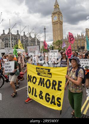 Londres, Royaume-Uni. 24 juin 2023. Des centaines de personnes ont défilé de la place du Parlement au siège social pour exiger que le manifestant pour l'environnement et le citoyen allemand Marcus Decker ne soient pas expulsés après avoir purgé sa peine de 2 ans et 7 mois, L'une des plus longues manifestations non violentes après avoir accroché une bannière Just Stop Oil sur le pont Dartford QEII. Marcus a prononcé un discours éloquent par téléphone appelant à des actions continues pour sauver le monde. Peter Marshall/Alay Live News Banque D'Images