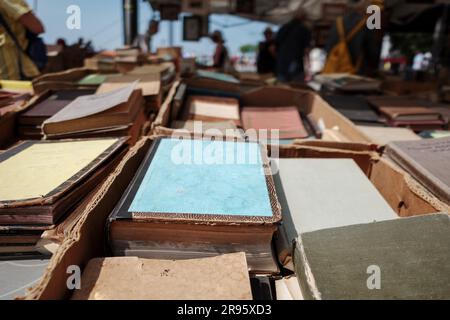 L'accent sélectif sur la pile et la rangée de livres vintage d'occasion sont vendus à l'extérieur magasin de livres d'occasion. Banque D'Images