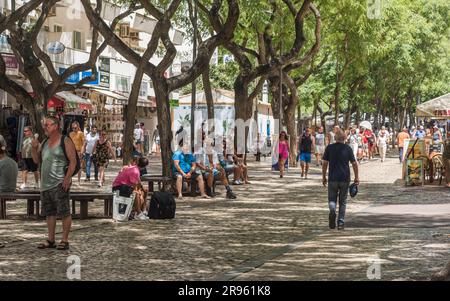 Albufeira, Portugal - 24 juin 2023: Touristes se détendant dans la station balnéaire de la ville d'Albufeira dans le sud de l'Algarve, région du Portugal pendant l'été Banque D'Images