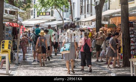 Albufeira, Portugal - 24 juin 2023: Touristes se détendant dans la station balnéaire de la ville d'Albufeira dans le sud de l'Algarve, région du Portugal pendant l'été Banque D'Images