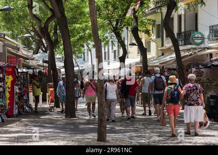 Albufeira, Portugal - 24 juin 2023: Touristes se détendant dans la station balnéaire de la ville d'Albufeira dans le sud de l'Algarve, région du Portugal pendant l'été Banque D'Images