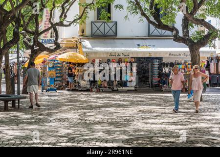 Albufeira, Portugal - 24 juin 2023: Touristes se détendant dans la station balnéaire de la ville d'Albufeira dans le sud de l'Algarve, région du Portugal pendant l'été Banque D'Images