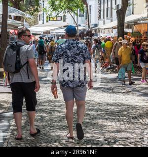 Albufeira, Portugal - 24 juin 2023: Touristes se détendant dans la station balnéaire de la ville d'Albufeira dans le sud de l'Algarve, région du Portugal pendant l'été Banque D'Images