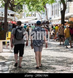 Albufeira, Portugal - 24 juin 2023: Touristes se détendant dans la station balnéaire de la ville d'Albufeira dans le sud de l'Algarve, région du Portugal pendant l'été Banque D'Images