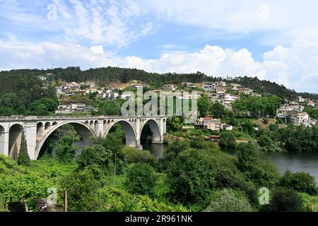 Pont routier Ponte Duarte Pacheco au-dessus de la rivière Tamega dans la campagne du nord du Portugal et village de Torrão Banque D'Images