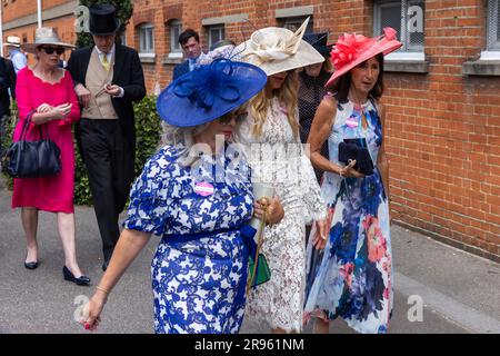 Ascot, Royaume-Uni. 24th juin 2023. Les Racegoers arrivent pour le cinquième jour de Royal Ascot. Chaque enceinte de l'Ascot royale a un code vestimentaire différent, la plus stricte s'appliquant à l'enceinte royale, mais quelques restrictions s'appliquent à toutes les enceintes. Crédit : Mark Kerrison/Alamy Live News Banque D'Images