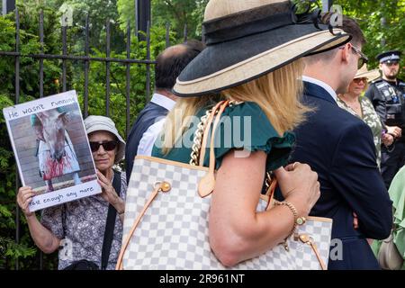 Ascot, Royaume-Uni. 24th juin 2023. Un militant des droits des animaux proteste à l'extérieur de l'hippodrome d'Ascot alors que les hippodromes arrivent pour la cinquième journée de Royal Ascot. 28 chevaux sont morts dans des sauts et des courses à plat à Ascot entre 2012 et 2022. Crédit : Mark Kerrison/Alamy Live News Banque D'Images