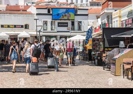 Albufeira, Portugal - 24 juin 2023: Touristes se détendant dans la station balnéaire de la ville d'Albufeira dans le sud de l'Algarve, région du Portugal pendant l'été Banque D'Images