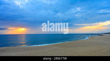 Vaste plage de sable blanc de Praia de Angeiras Norte près du coucher du soleil, au nord du Portugal Banque D'Images