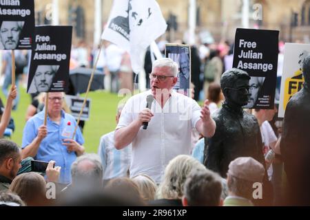 Londres, Royaume-Uni. 24 juin 2023. Kristinn Hrafnsson, rédacteur en chef de WikiLeaks, lors d'une protestation des partisans de Julian Assange sur la place du Parlement. Credit: Waldemar Sikora/Alay Live News Banque D'Images