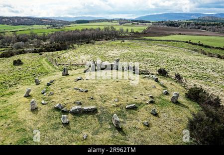 Cercle de pierre à position allongée préhistorique de Tonnaverie. Près d'Aboyne, en Écosse. Site complexe. Anneau extérieur avec position allongée et flankers, anneau intérieur et réglages Banque D'Images