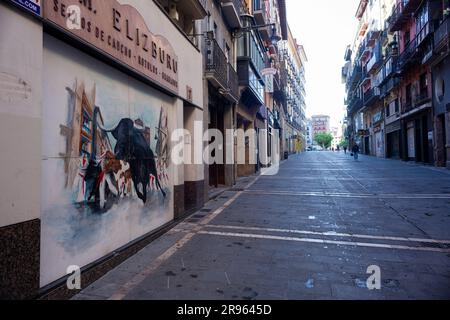 Pampelune, Espagne - juillet 31 : rue de Pampelune avec une peinture représentant un taureau pendant le festival de San Fermin Banque D'Images