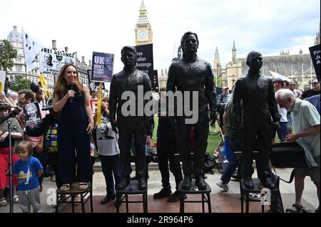 Londres, Royaume-Uni. 24th juin 2023. Stella Assange s'adresse aux partisans de son mari et a emprisonné le fondateur de Wikileaks, Julian Assange, lors d'un rassemblement sur la place du Parlement demandant sa libération. La vraie Statue de la liberté d'Edward Snowden, Julian Assange et Chelsea Manning s'affichent sur la place du Parlement. Crédit : voir Li/Picture Capital/Alamy Live News Banque D'Images