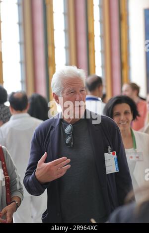 NY, États-Unis. 21st juin 2023. Nations Unies, New York, Etats-Unis, 21 juin 2023 - la Journée internationale du yoga est célébrée par une séance de yoga à laquelle participe Richard Gere, en droit du Nord, au siège de l'ONU. Photo: Luiz Rampelotto/EuropaNewswire (image de crédit: © Luiz Rampelotto/ZUMA Press Wire) USAGE ÉDITORIAL SEULEMENT! Non destiné À un usage commercial ! Banque D'Images