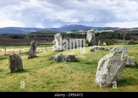 Cercle de pierre à position allongée préhistorique de Tonnaverie. Près d'Aboyne, en Écosse. Site complexe. Sur l'anneau extérieur jusqu'à la pierre couchée et les flankers Banque D'Images