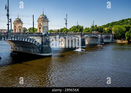 Prague, Bohême – CZ – 4 juin 2023 Vue sur le pont en pierre de la légion (la plupart des Legií), pont routier de Prague au-dessus de la Vltava , le huitième en aval du ri Banque D'Images