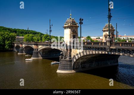 Prague, Bohême – CZ – 4 juin 2023 Vue sur le pont en pierre de la légion (la plupart des Legií), pont routier de Prague au-dessus de la Vltava , le huitième en aval du ri Banque D'Images