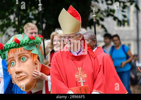 Londres, Royaume-Uni, 24th juin 2023, Alban Pilgrimage, une magnifique procession pour célébrer Alban, le premier saint de Grande-Bretagne. Chaque année, 12ft grandes marionnettes de carnaval représentant des personnages de l'histoire de St Alban descendent dans les rues pour rejouer son histoire. Les marionnettes sont accompagnées de personnes de tous âges vêtues de lions, de soldats romains, d'anges, de chars et plus.., Andrew Lalchan Photography/Alamy Live News Banque D'Images