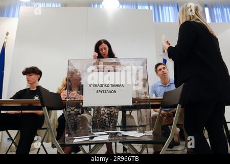 Bruxelles, Belgique. 24th juin 2023. Les citoyens grecs vivant à l'étranger votent pour l'élection législative grecque dans un bureau de vote à Bruxelles, Belgique, sur 24 juin 2023. Crédit: ALEXANDROS MICHAILIDIS/Alamy Live News Banque D'Images