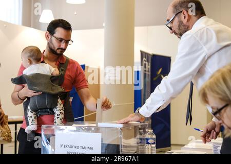 Bruxelles, Belgique. 24th juin 2023. Les citoyens grecs vivant à l'étranger votent pour l'élection législative grecque dans un bureau de vote à Bruxelles, Belgique, sur 24 juin 2023. Crédit: ALEXANDROS MICHAILIDIS/Alamy Live News Banque D'Images