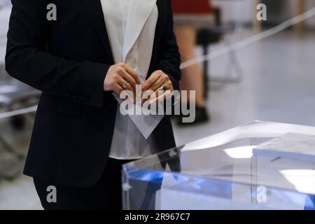 Bruxelles, Belgique. 24th juin 2023. Les citoyens grecs vivant à l'étranger votent pour l'élection législative grecque dans un bureau de vote à Bruxelles, Belgique, sur 24 juin 2023. Crédit: ALEXANDROS MICHAILIDIS/Alamy Live News Banque D'Images