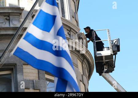 Bruxelles, Belgique. 24th juin 2023. Les citoyens grecs vivant à l'étranger votent pour l'élection législative grecque dans un bureau de vote à Bruxelles, Belgique, sur 24 juin 2023. Crédit: ALEXANDROS MICHAILIDIS/Alamy Live News Banque D'Images