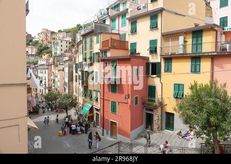 Riomaggiore Italie - 25 avril 2011 ; rue ci-dessous à Cinque Terre. village de pêcheurs bordé de cafés, de boutiques et de maisons en terrasse Banque D'Images