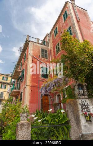 Riomaggiore Italie - 25 avril 2011; la petite prière sur le mur de béton se traduit par Hail Marie priez pour nous, en dessous du grand bâtiment rouge Banque D'Images