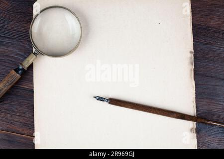 Loupe antique vintage avec stylo plume d'encre ancienne sur fond de papier Banque D'Images