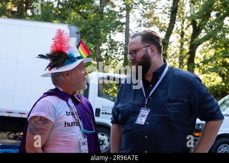 Le sénateur de l'État de Washington, Marko Liias, s'adresse à un organisateur dans les coulisses de la célébration de la Trans Pride dans le Parc des volontaires de Seattle, vendredi, 2 juin Banque D'Images