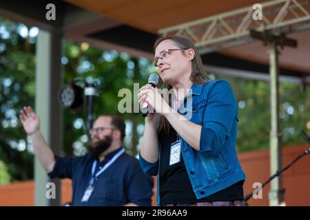 Sarah Moran, présidente du conseil d’administration de la Ligue de justice pour les femmes, présente le sénateur de l’État de Washington Marko Liias à la célébration de la Trans Pride dans la Pa volontaire de Seattle Banque D'Images