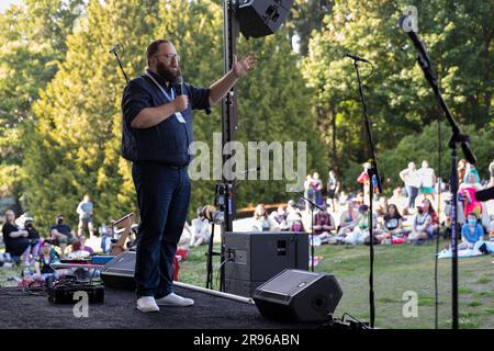 Le sénateur de l'État de Washington, Marko Liias, s'adresse à ses partisans lors de la célébration de la Trans Pride dans le Parc des volontaires de Seattle, vendredi, 23 juin 2023. Banque D'Images