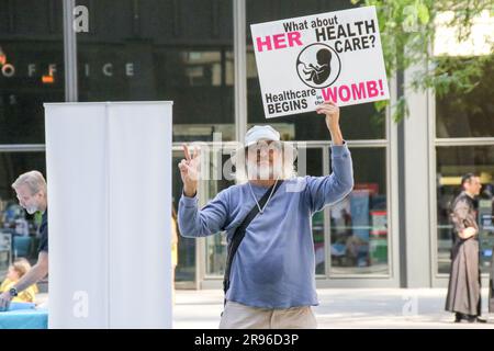 Les militants des droits TRANS et LGBTQ se sont joints à leurs forces pour protester contre la décision de Dobbs prise il y a un an lors d'une marche sœur à l'occasion de la Journée nationale d'action organisée par la Marche nationale des femmes dans le centre-ville de Chicago, à 24 juin 2023. Il y a un an, cette semaine, la Cour suprême a rendu sa décision Dobbs, qui signifiait que des millions d'Américains n'avaient plus garanti l'accès à des soins d'avortement. (Photo par: Alexandra Buxbaum/SIPS USA) crédit: SIPA USA/Alay Live News Banque D'Images