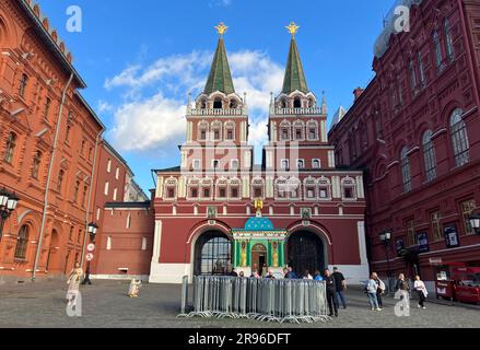 Moskau, Russie. 24th juin 2023. Barrière devant la place Rouge. Red Square est fermé aux visiteurs pour une courte période. Moscou est en mode alerte, même après que le leader rebelle du mercenaire Prigozhin ait officiellement lancé sa marche sur la capitale russe. Credit: Hannah Wagner/dpa/Alay Live News Banque D'Images