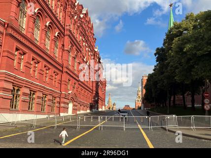 Moskau, Russie. 24th juin 2023. Barrières de sécurité devant la place Rouge, derrière les policiers. Red Square est fermé aux visiteurs pour une courte période. Moscou est en mode alerte, même après que le leader rebelle du mercenaire Prigozhin ait officiellement lancé sa marche sur la capitale russe. Credit: Hannah Wagner/dpa/Alay Live News Banque D'Images