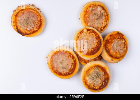Mini Pizza Margherita, multiple, photographie de nourriture, fond blanc Banque D'Images