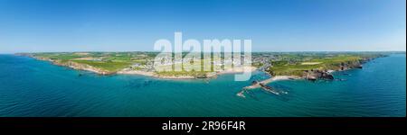Panorama aérien de la côte de la baie de Bude, de gauche les plages Plage de Crooklets, Bude Seapool, Plage de Summerleaze, tout à droite Boussole point, Bude Banque D'Images