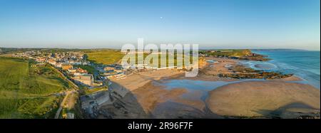 Panorama aérien de la côte de la baie de Bude à marée basse avec les plages de baignade Plage Crooklets, Plage de Summerleaze, tout à droite Boussole point, Bude Banque D'Images