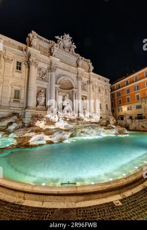 La célèbre fontaine de Trevi à Rome la nuit sans personnes Banque D'Images