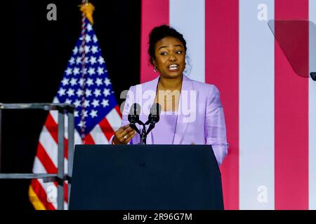 Charlotte, Caroline du Nord, États-Unis. 24th juin 2023. L'actrice et chanteuse AMÉRICAINE Tatyana Ali parle avant que le vice-président américain Kamala Harris ne parle de l'anniversaire de la décision du Suprême Courts Dobbs des Etats-Unis au Grady Cole Centre de Charlotte, Caroline du Nord, Etats-Unis, 24 juin 2023. La décision rendue par la Cour suprême des États-Unis dans l'affaire Dobbs c. Jackson Women's Health Organization a renversé l'affaire historique Roe c. Wade sur les droits à l'avortement. Crédit : Erik S. Lesser/Pool via CNP/dpa/Alay Live News Banque D'Images