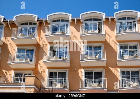 Façade d'un complexe de vacances avec de nombreux balcons vus en Allemagne Banque D'Images