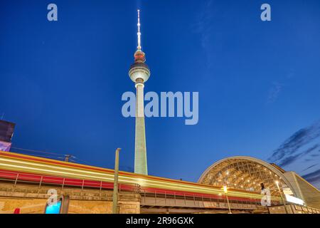 Train S-Bahn entrant dans la gare Alexanderplatz de Berlin la nuit Banque D'Images