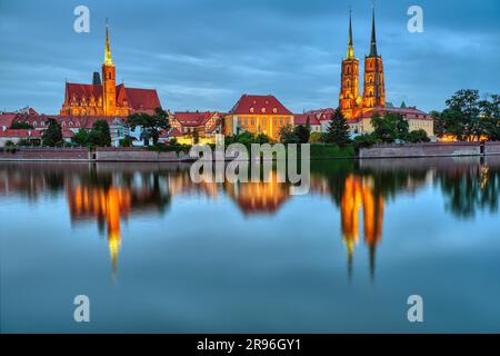 Cathedral Island avec St. Cathédrale de Jean et Église de la Sainte-Croix et de Saint-Jean Bartholomée de nuit à Wroclaw, Pologne Banque D'Images