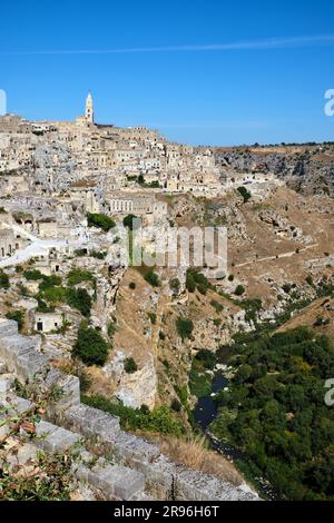 Vue sur le centre historique de Matera et la gorge de la Gravina Banque D'Images